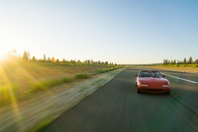 jedoucí automobil